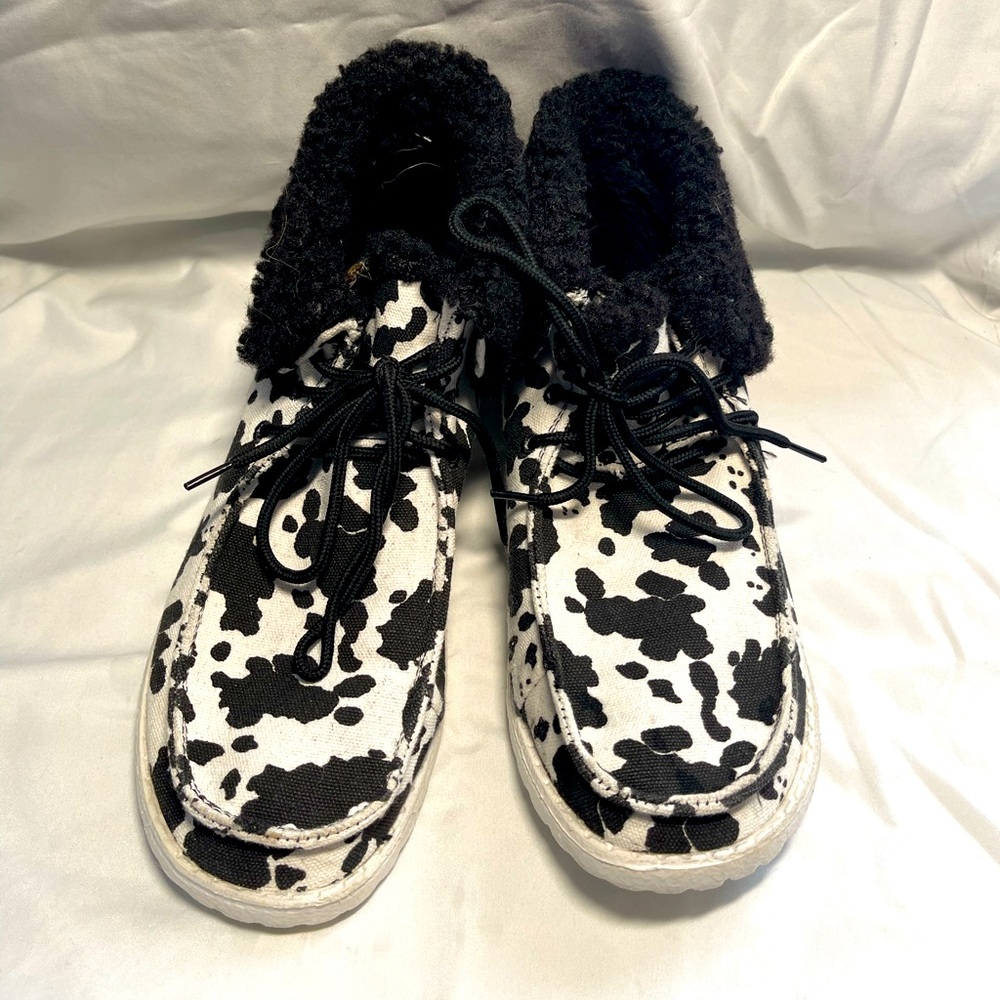 Gypsy Jazz “Ozone” fuzzy cow print shoes. Size 8.5